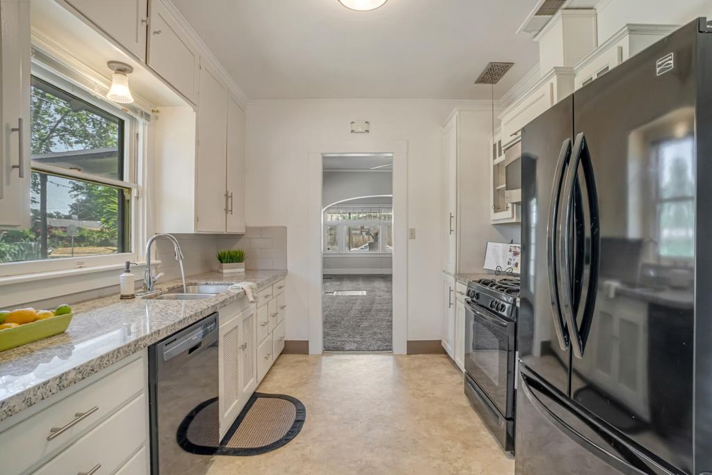 Image 32 of property listing at 1295 N Glenn Avenue, Fresno, CA 93728