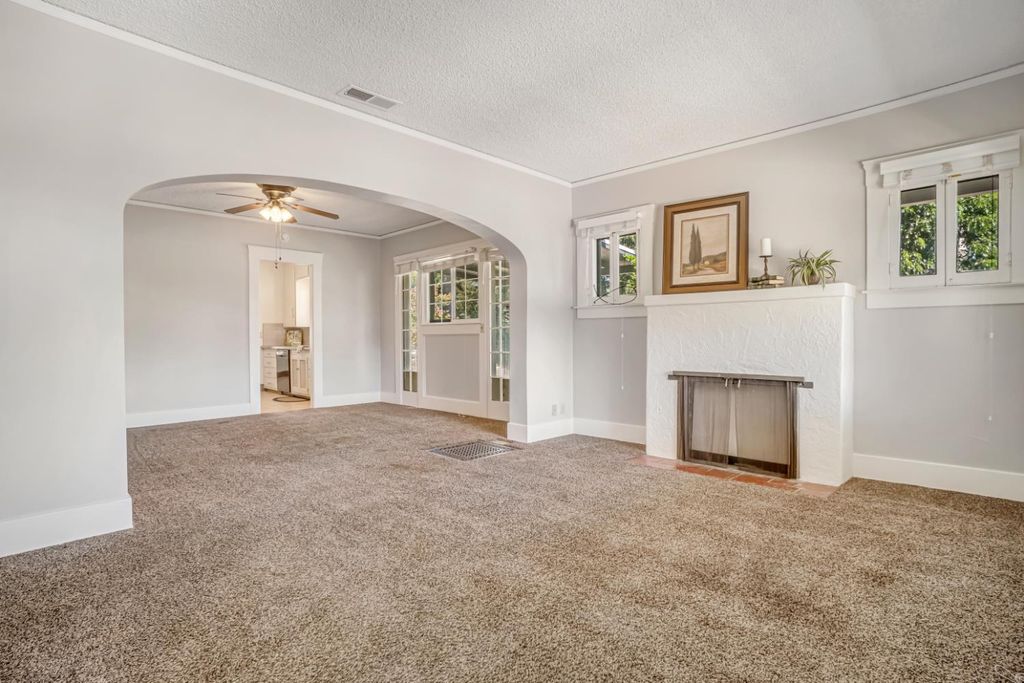 Image 7 of property listing at 1295 N Glenn Avenue, Fresno, CA 93728