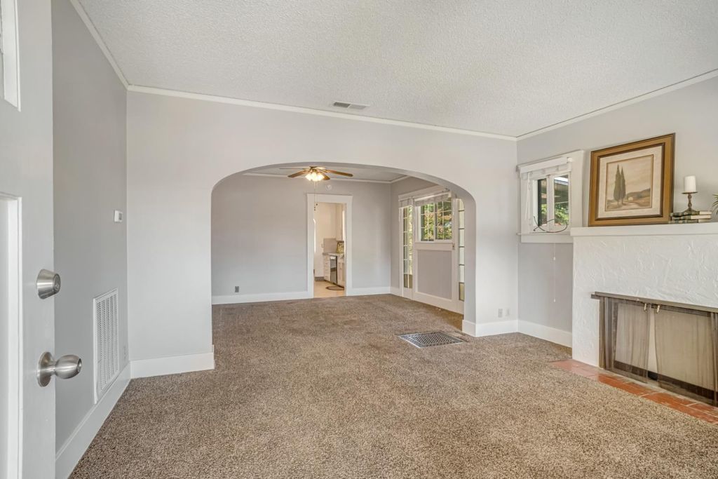 Image 8 of property listing at 1295 N Glenn Avenue, Fresno, CA 93728