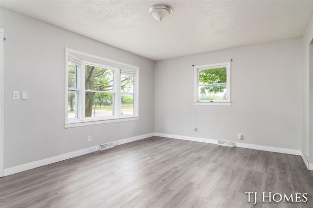 1030 Calvin Avenue, Muskegon, MI 49442