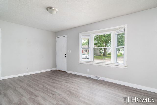 1030 Calvin Avenue, Muskegon, MI 49442