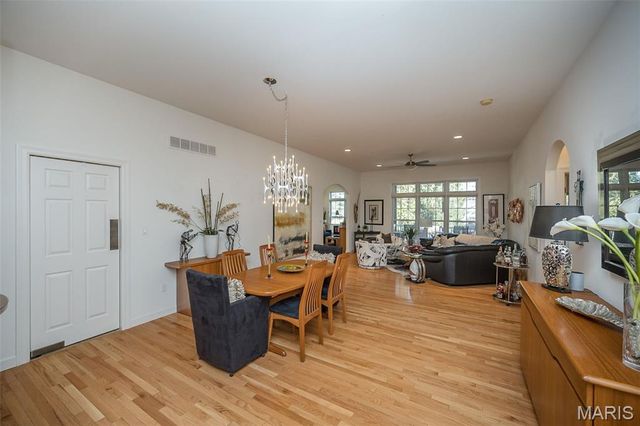 904 Chesterfield Villas Cir Circle, Chesterfield, MO 63017