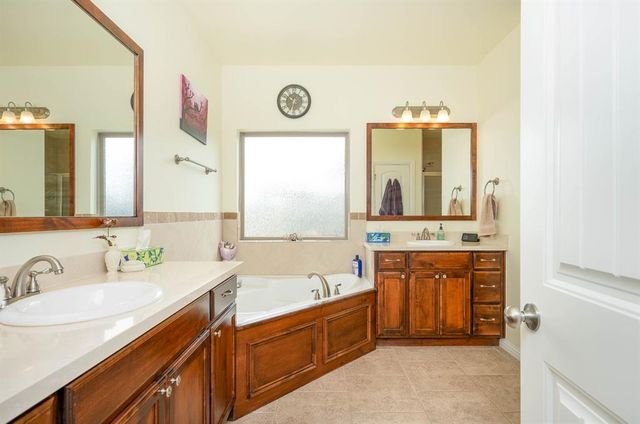 2825 Siena Circle, Yukon, OK 73099