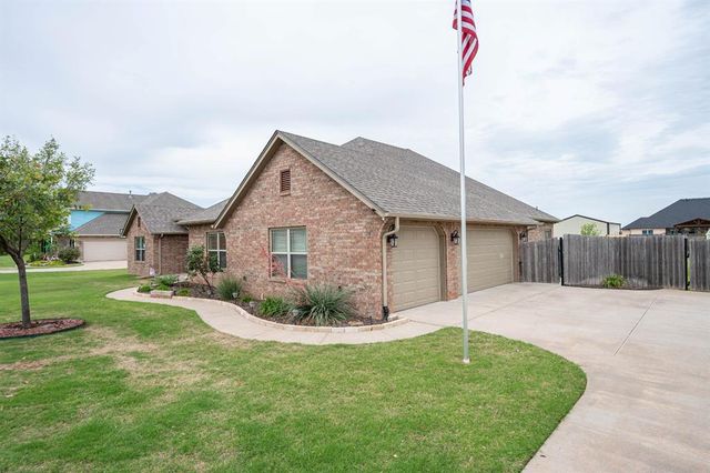 2825 Siena Circle, Yukon, OK 73099