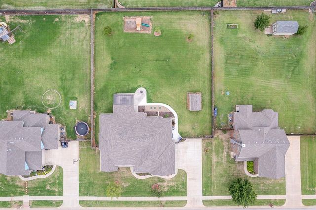 2825 Siena Circle, Yukon, OK 73099