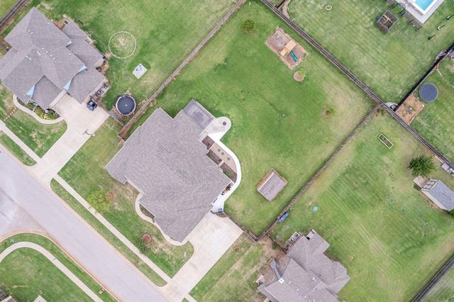 2825 Siena Circle, Yukon, OK 73099