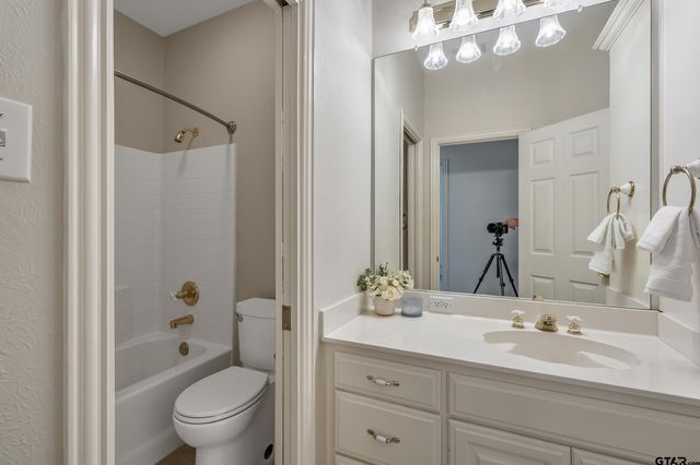 233 Lakeside Place, Mineola, TX 75773