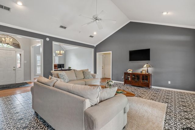 233 Lakeside Place, Mineola, TX 75773