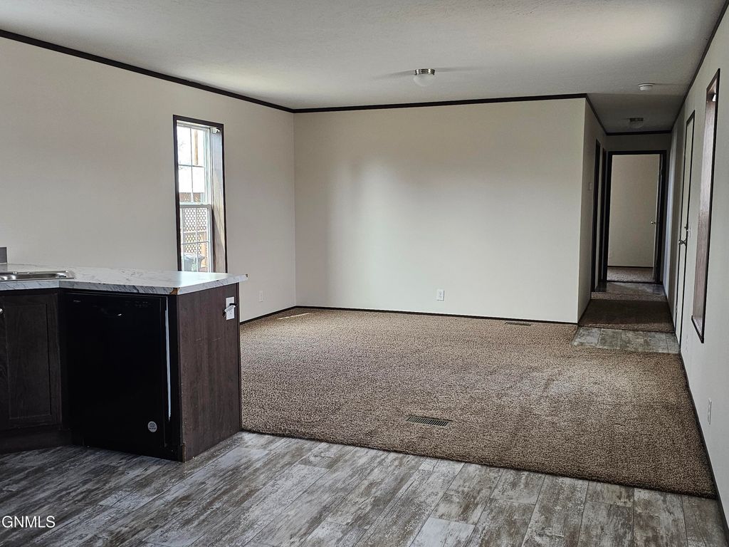 709 28th Street W, Williston, ND 58801 photo 10