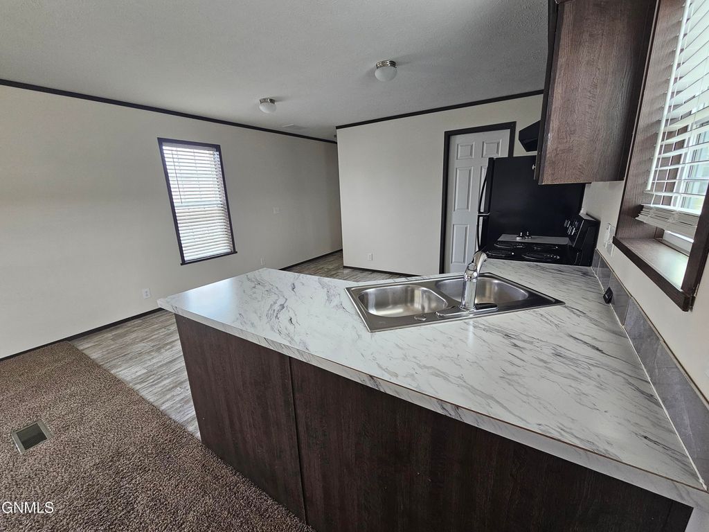 709 28th Street W, Williston, ND 58801 photo 12