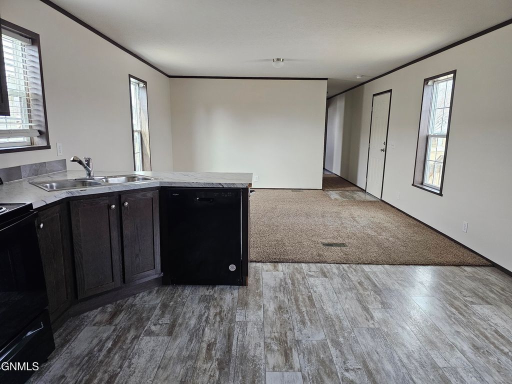 709 28th Street W, Williston, ND 58801 photo 3