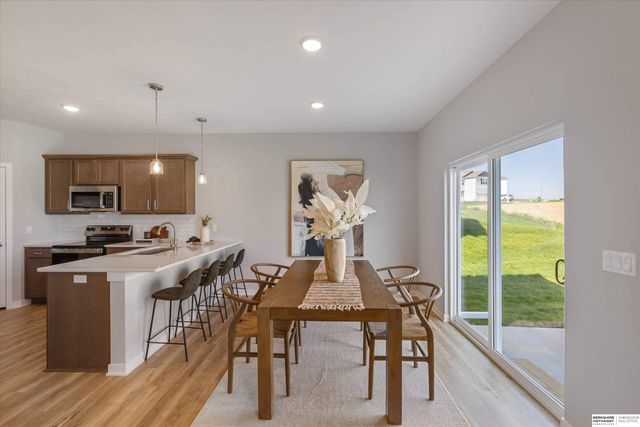 7921 N 94th Street, Omaha, NE 68122
