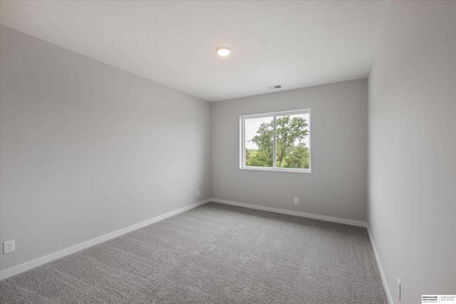 7921 N 94th Street, Omaha, NE 68122