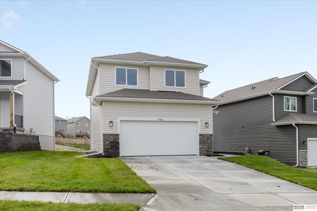 7921 N 94th Street, Omaha, NE 68122