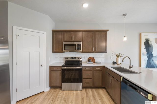7921 N 94th Street, Omaha, NE 68122