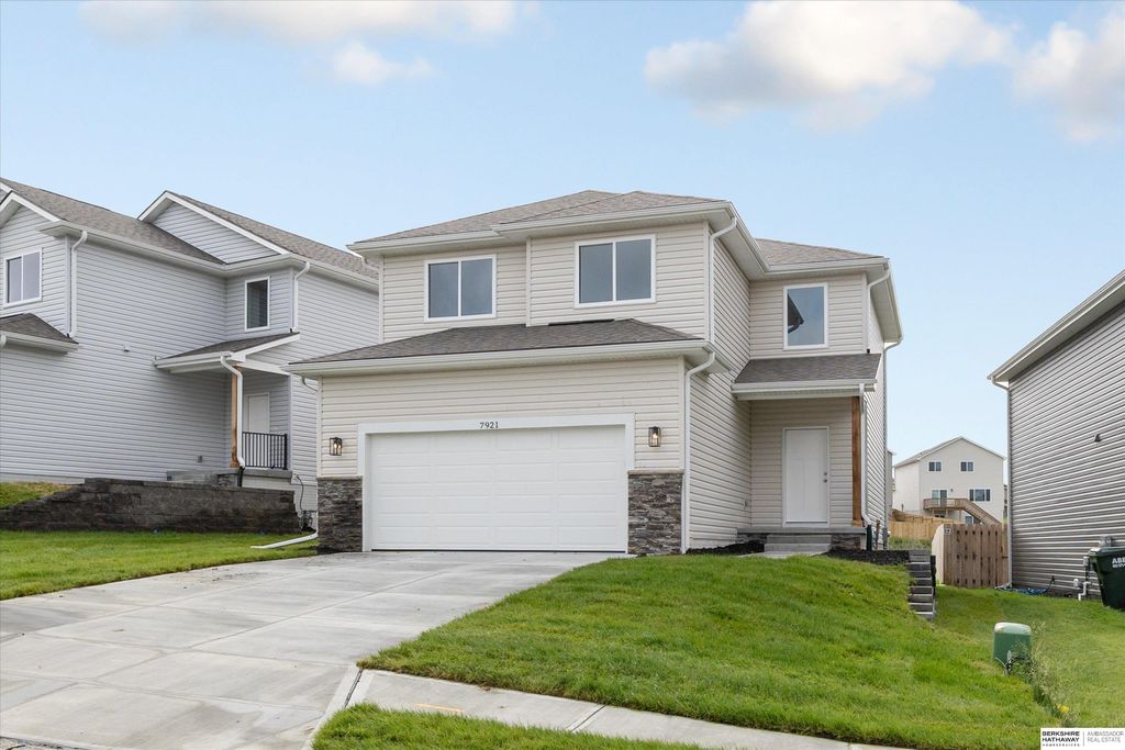 7921 N 94th Street, Omaha, NE 68122