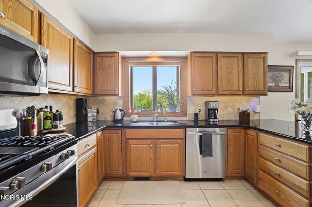 1077 Springcrest Drive, Waterville, OH 43566