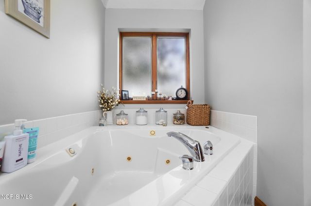 1077 Springcrest Drive, Waterville, OH 43566