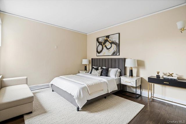 409 Plandome Road H, Manhasset, NY 11030