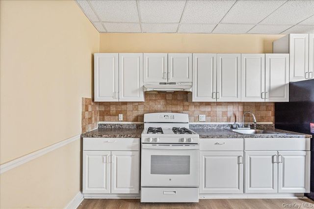 409 Plandome Road H, Manhasset, NY 11030