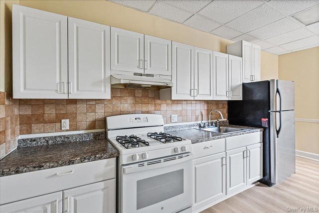 409 Plandome Road H, Manhasset, NY 11030