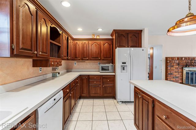 9710 Rattalee Lake Road, Springfield Charter Township, MI 48348