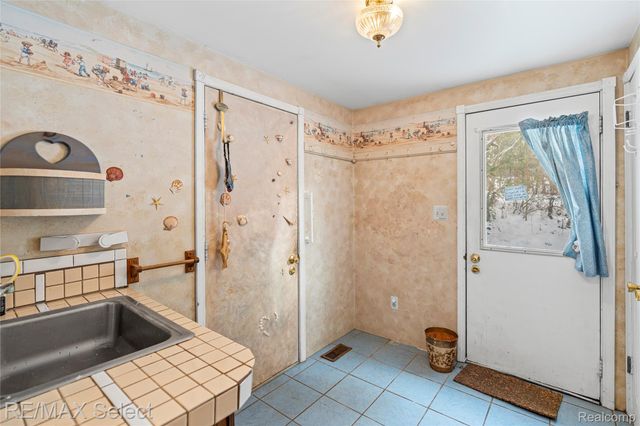 9710 Rattalee Lake Road, Springfield Charter Township, MI 48348