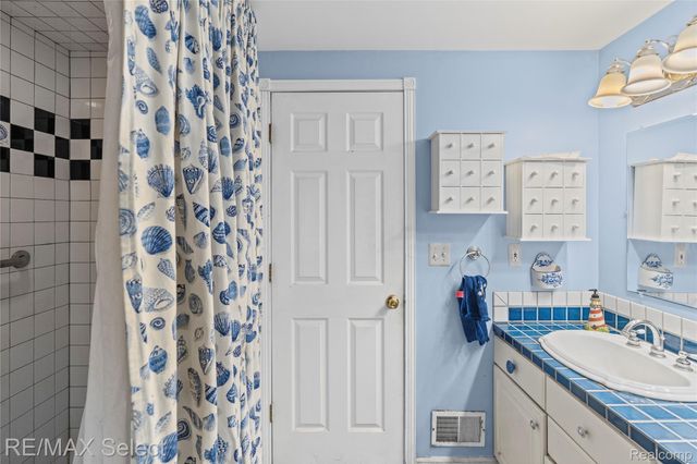 9710 Rattalee Lake Road, Springfield Charter Township, MI 48348