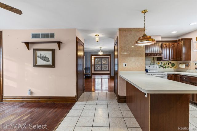 9710 Rattalee Lake Road, Springfield Charter Township, MI 48348