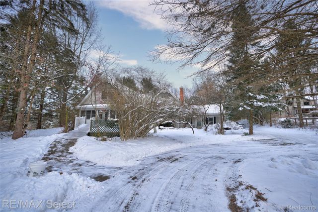 9710 Rattalee Lake Road, Springfield Charter Township, MI 48348