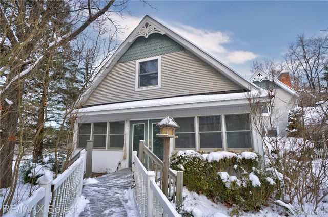 9710 Rattalee Lake Road, Springfield Charter Township, MI 48348