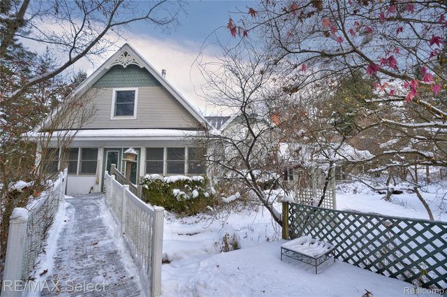 9710 Rattalee Lake Road, Springfield Charter Township, MI 48348