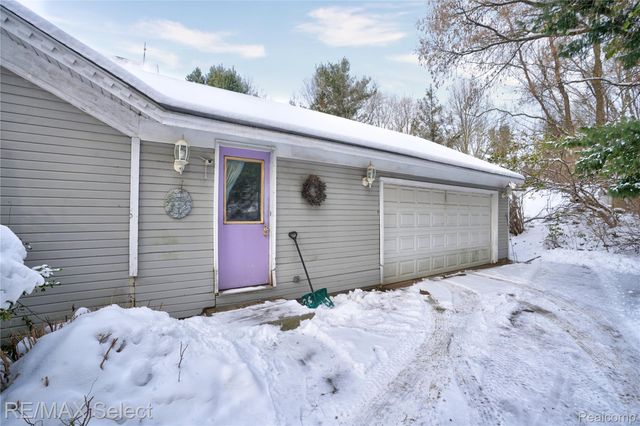 9710 Rattalee Lake Road, Springfield Charter Township, MI 48348