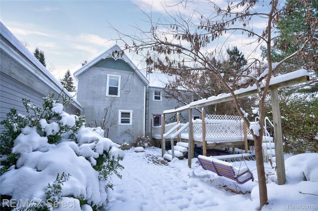 9710 Rattalee Lake Road, Springfield Charter Township, MI 48348