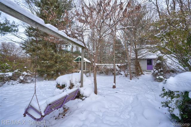 9710 Rattalee Lake Road, Springfield Charter Township, MI 48348