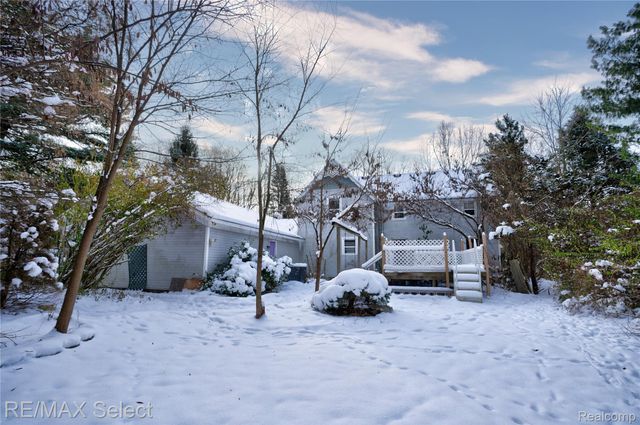 9710 Rattalee Lake Road, Springfield Charter Township, MI 48348