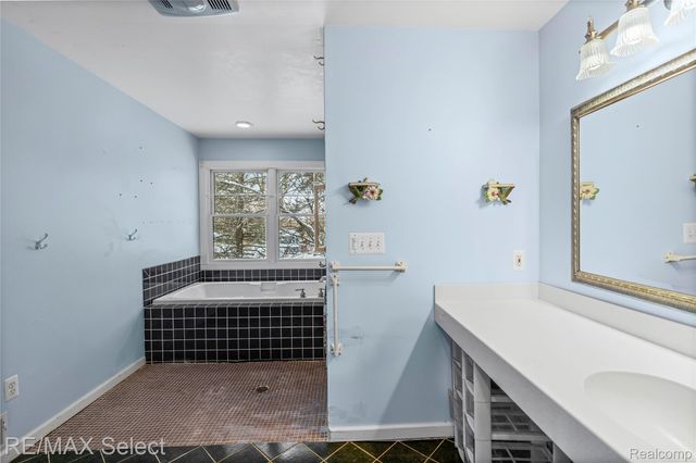 9710 Rattalee Lake Road, Springfield Charter Township, MI 48348