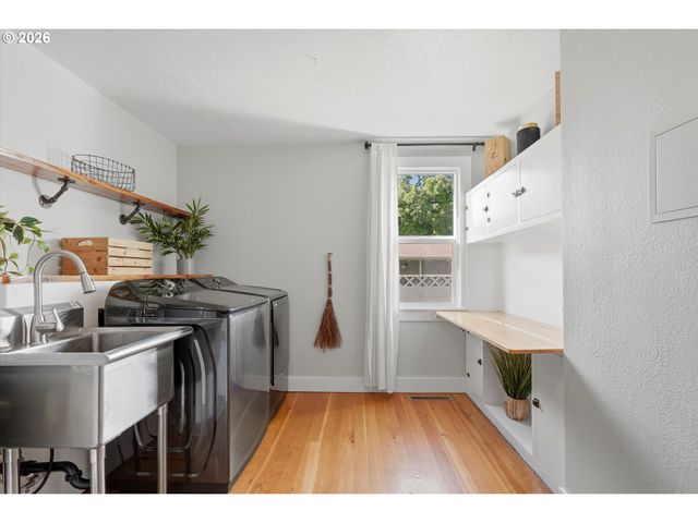 324 Nw 12TH St, Mc Minnville, OR 97128