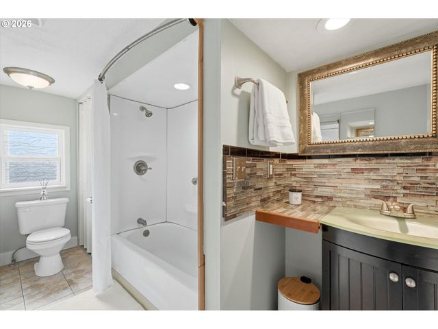 324 Nw 12TH St, Mc Minnville, OR 97128