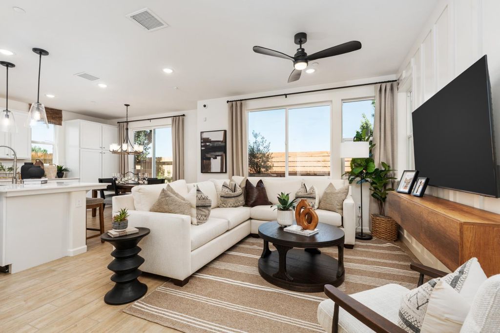 Image 3 of property listing at 1542 Bloom Lane, Clovis, CA 93619
