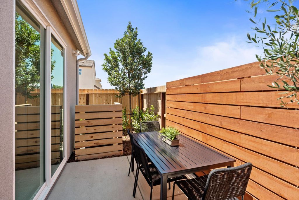 Image 33 of property listing at 1542 Bloom Lane, Clovis, CA 93619