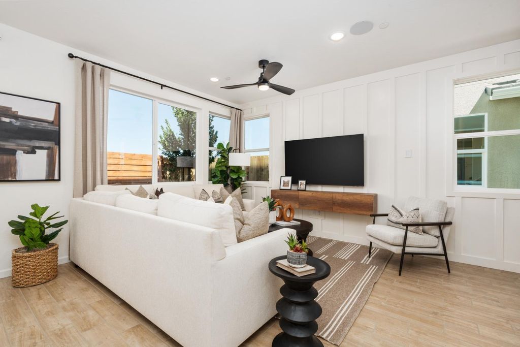 Image 4 of property listing at 1542 Bloom Lane, Clovis, CA 93619