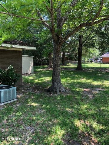 302 Hunter Drive, Ocean Springs, MS 39564