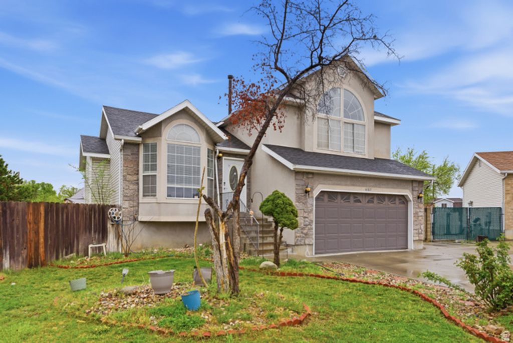 Image 3 of property listing at 1037 W STATE CIR, Salt Lake City, UT 84104