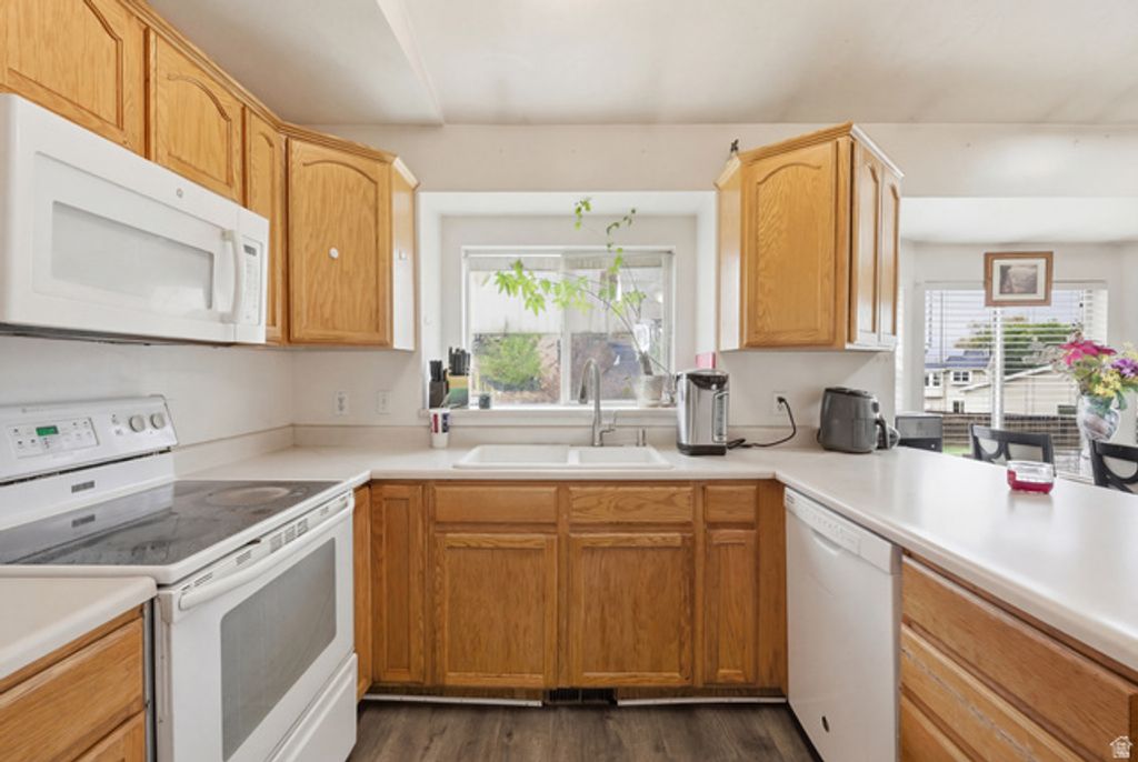 Image 5 of property listing at 1037 W STATE CIR, Salt Lake City, UT 84104