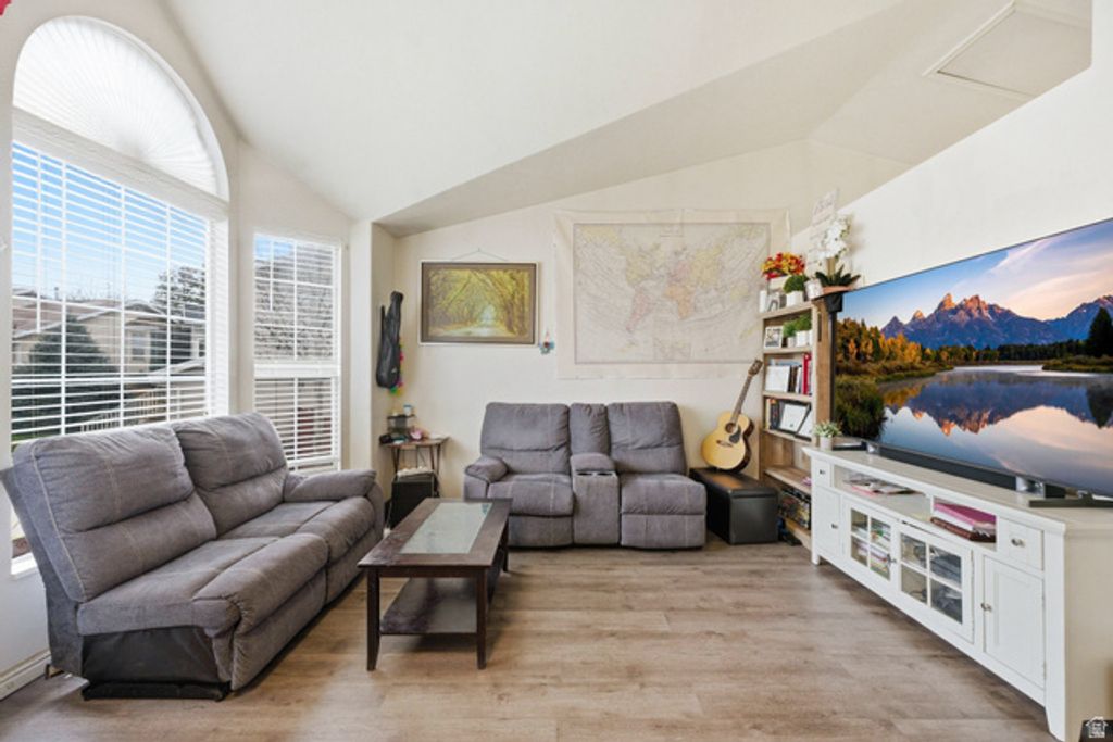 Image 8 of property listing at 1037 W STATE CIR, Salt Lake City, UT 84104