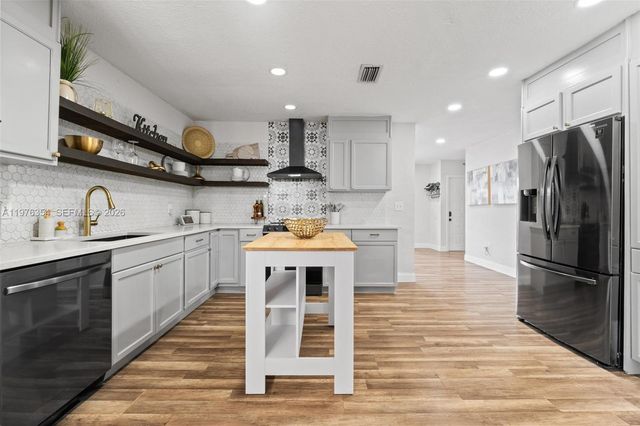 141 Eider Ct, Royal Palm Beach, FL 33411