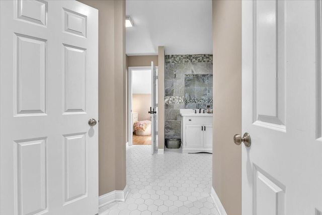 1475 Grand Isle Court, Hobart, IN 46342