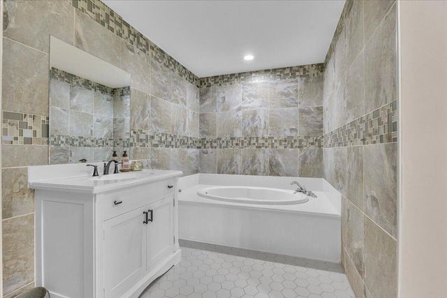 1475 Grand Isle Court, Hobart, IN 46342