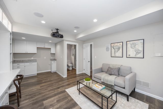 2794 Ashcombe Drive, Ann Arbor, MI 48105